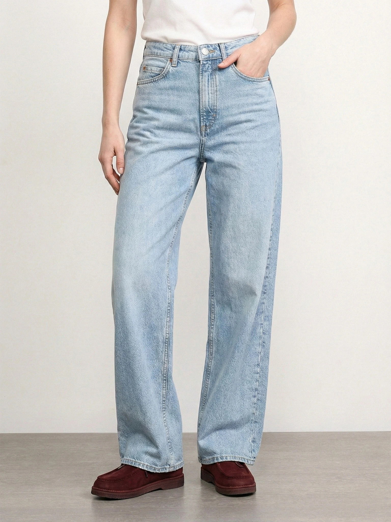 Джинсы голубого цвета 